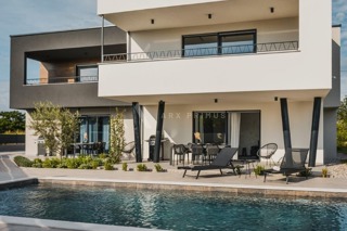 Casa con 3 appartamenti e piscina, Čepljani