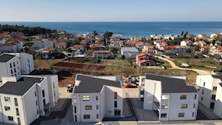 Ampio appartamento su due piani con vista mare, Zambratija, Umago