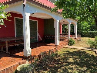 Casa in un'ottima posizione a Zambratija