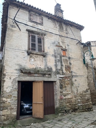 Grande casa in pietra nel centro di Buie