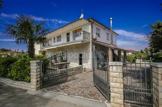 Palazzina, 12 appartamenti, vicino alla spiaggia, Umago