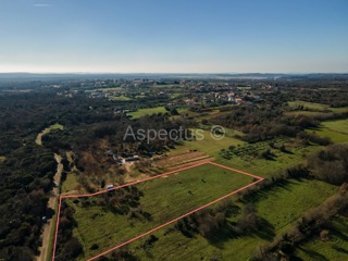 Terreno di forma regolare – ideale per realizzare un frutteto, un uliveto o un vigneto, situato a Valtura vicino a Pola