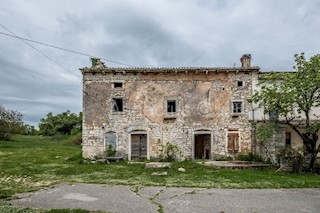 Casa in pietra con ampio giardino in Istria