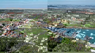 Terreno edificabile attraente a 70 m dal mare per la costruzione di una villa di lusso, Medulin, Pomer – Investi ora!