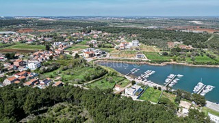 Istria, Terreno edificabile attraente a 70 m dal mare per la costruzione di una villa di lusso, Medulin, Pomer – Investi ora!