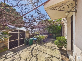 Pola, tre appartamenti in una casa vicino alla spiaggia – Stoja