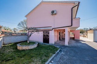 Casa bifamiliare, due unità abitative, cortile, garage, Svetvincenat