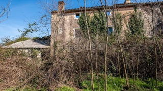 TTerreno edificabile lungo una strada asfaltata + Casa in pietra, zona di Rovigno, Istria