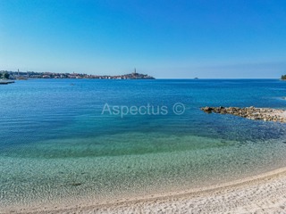 TTerreno edificabile lungo una strada asfaltata + Casa in pietra, zona di Rovigno, Istria