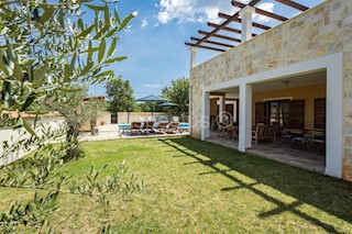 Villa di lusso con piscina, arredata, giardino, garage, a 12 km da Fasana, dintorni di Pola