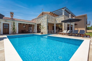 Villa di lusso con piscina, arredata, giardino, garage, a 12 km da Fasana, dintorni di Pola