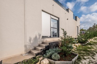 Kuća s bazenom i uređenom okućnicom, namještena, okolica Pule