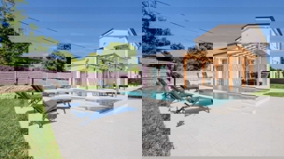 Istria, Casa Esclusiva a Mutvoran – Completamente Arredata, con Piscina e Giardino