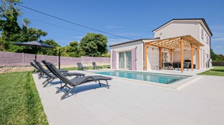 Istria, Casa Esclusiva a Mutvoran – Completamente Arredata, con Piscina e Giardino