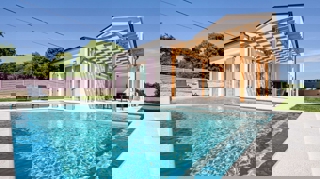 Istria, Casa Esclusiva a Mutvoran – Completamente Arredata, con Piscina e Giardino