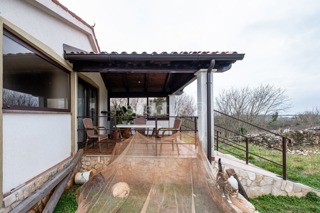 Casa al piano terra, due case con giardino e garage, vicino a Pola, sulla costa orientale dell'Istria