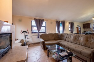 Casa al piano terra, due case con giardino e garage, vicino a Pola, sulla costa orientale dell'Istria