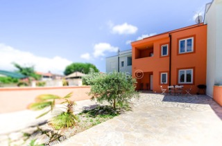 Casa con piscina, 4 stanze, arredata, cortile e parcheggio, zona Pola