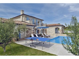 Autentica casa in pietra con piscina, vista mare, vicino a Pola