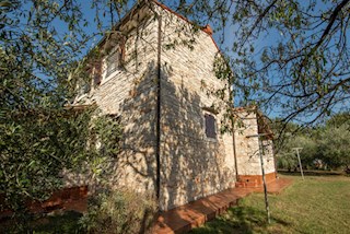 Complesso di case in pietra a Galižana
