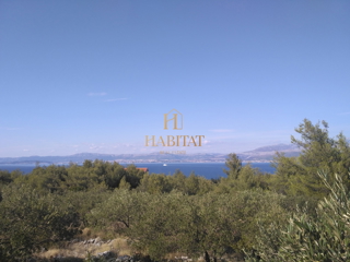 Dalmazia, Isola di Brač, Supetar, terreno edificabile 3000m2, uso misto, vista mare, 350m dal mare