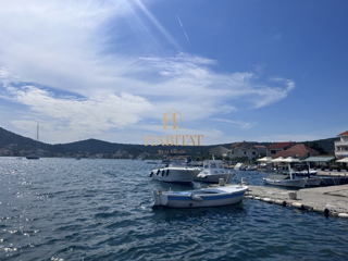Dalmazia, Vinišće, terreno edificabile 1015m2 uso misto, elettricità e acqua accanto al terreno, splendida vista sul mare aperto