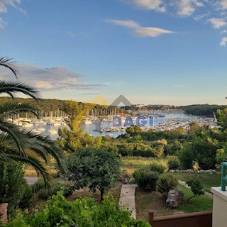 Posizione TOP Appartamento con giardino e vista sul porto turistico, prima fila