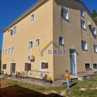 OCCASIONE NEI DINTORNI DI ROVIGNO-CASA CON 4 APPARTAMENTI + SPAZIO COMMERCIALE