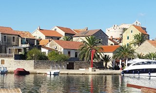Casa in pietra sul mare con giardino recintato, Vrboska, Isola di Hvar