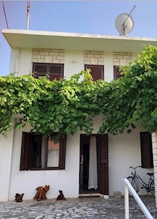 Casa con giardino e parcheggio a Vrboska sull'isola di Hvar al vendita