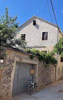 Una casa in pietra in vendita a Stari Grad con giardino da adattare