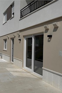 Appartamento al piano terra di nuova costruzione con giardino e parcheggio nella città di Hvar