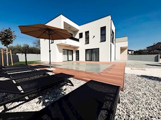 Casa Pomer, ein wunderschönes Haus mit Pool und Blick auf das Meer.