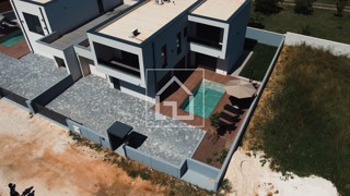 Casa Pomer, bella casa bifamiliare con piscina.