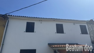Vecchia casa in pietra nel centro di Verteneglio