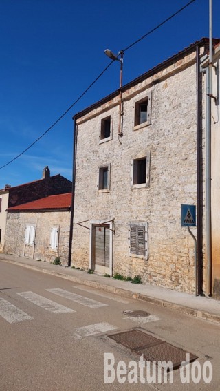 Due case insieme con un giardino più grande nel centro di Visignano