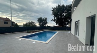 Appartamento al piano terra con piscina,e  vista  mare, Novigrad