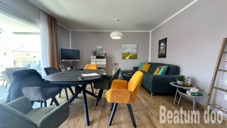 Appartamento al primo piano con vista mare, completamente arredato