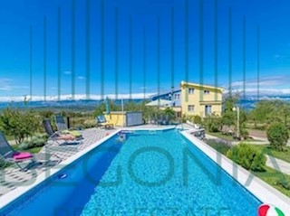  Casa vacanze con ampio cortile e piscina e vista panoramica