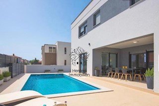 POLA – Villa con piscina