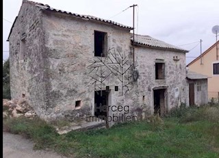 MOTOVUN - casa in pietra con terreno (necessaria ristrutturazione)