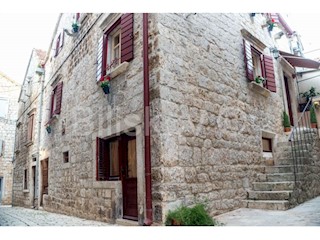 Stari Grad, casa in serie