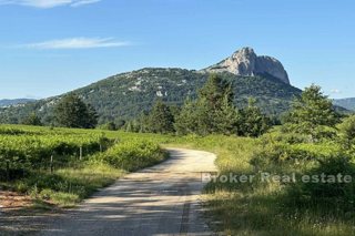 Terreno edificabile unico in una posizione tranquilla