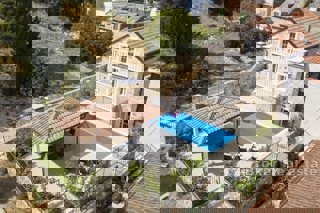 Casa ristrutturata nel centro con piscina e vista mare