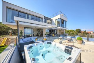 Villa moderna con piscina e vista mare