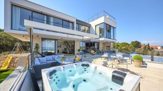Villa moderna con piscina e vista mare