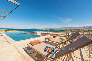 Villa con vista mare e piscina nella natura incontaminata