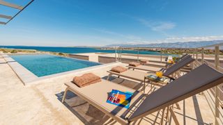 Villa con vista mare e piscina nella natura incontaminata