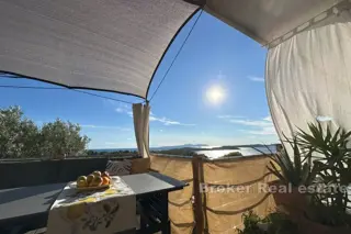 Appartamento con una camera da letto e vista mare