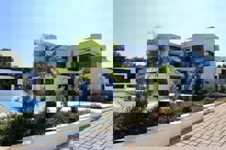 Villa di nuova costruzione con piscina e vista mare